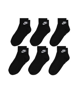 The Nike Everyday Essential Socks are lightweight, versatile socks that can be worn for many different activities. They have a soft feel with breathable knit fabric for all-day comfort.