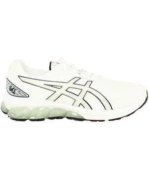 La serie Gel-Quantum de Asics es conocida por su avanzada tecnología, amortiguación y características de rendimiento. Estas son algunas de las características generales que puedes encontrar en la serie Gel-Quantum, pero ten en cuenta que los detalles específicos pueden variar de un modelo a otro:

 Tecnología de amortiguación Gel:  Normalmente, los modelos Gel-Quantum incorporan la tecnología de amortiguación Gel de Asics para proporcionar absorción de impactos y mejorar el confort durante la carrera u otras actividades atléticas.

 Tecnología Trusstic System:  Algunos modelos de Asics incluyen el Trusstic System, diseñado para reducir el peso de la unidad de la suela manteniendo la integridad estructural de la zapatilla. Esto contribuye a la estabilidad durante el movimiento.

 Parte superior de malla transpirable:  La construcción de la parte superior suele incluir un material de malla transpirable, que favorece el flujo de aire para mantener los pies frescos y cómodos.

 Plantilla Ortholite:  Muchas zapatillas Asics incorporan plantillas Ortholite, que proporcionan amortiguación adicional, control de la humedad y propiedades antimicrobianas.

 Suela duradera:  La suela exterior suele estar diseñada para ofrecer durabilidad y tracción, lo que permite un agarre estable y seguro en diversas superficies.