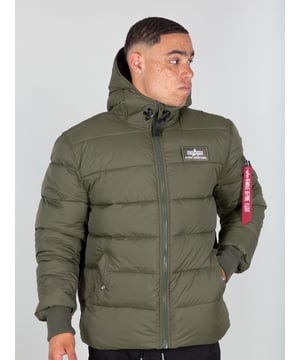 Chaqueta acolchada con capucha Alpha Industries Hooded Puffer Alpha FD. Chaqueta acolchada con capucha y cinta RBF en la capucha, además de etiqueta RBF en el brazo izquierdo. Parche bordado de Alpha en el pecho. El forro interior es naranja, como lo conoces de Alpha. Parte superior de tafetán de nailon. Parche brillante en el pecho. Capucha ajustable. Corte regular. Forro AOP. Bolsillo de utilidad.