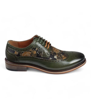 Añade un toque único a tu vestuario formal con los zapatos brogue de cuero con estampado floral para hombre de Ross. Fabricados 100 % con cuero de primera calidad, estos zapatos brogue combinan estilo, durabilidad y comodidad. Con detalles brogue clásicos con patrones decorativos, aportan elegancia y sofisticación a cualquier look. Estampado floral único para una declaración audaz y elegante Cuero de primera calidad para mayor durabilidad y lujo Detalles brogue clásicos para un atractivo atemporal Diseño con cordones para un ajuste ajustable