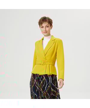 Een snit die elegant het silhouet benadrukt; Gebrachte taille, volume wijdde met twee grote plooien op de staart voor en achter, brede toegevoegde riem. Een tijdloos stuk om gemakkelijk te associëren met leggins, rokken of broeken.
 
 Productdetails:
 • Formulier: kleermaker, gemonteerd
 • Lengte: 58 cm
 • Geklassing
 • Lange mouwen
 • Dubbele snaps in het midden van de voorkant
 • Toegevoegde riem
