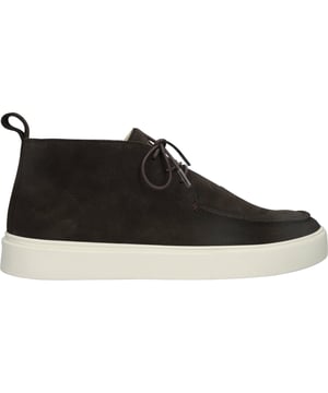 Deze Blackstone kuipzool in dit Chucka-ontwerp combineert moderne stijl met tijdloze charme, een must-have voor elke smart casual man. De Ruby Jerrik, met zijn elegante tweewegveters, vangt de essentie van een Chucka, en voegt verfijning toe aan elke outfit.
