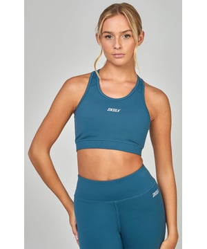 Teal Sports Essential Crop Top.- Contains 30% recycled polyester.- Soft touch.- Low support.- High build print logo.- Racer back.- Crew neck.- Secure waistband. 82% Polyester, 18% Elastane. Ref: SSW4754.