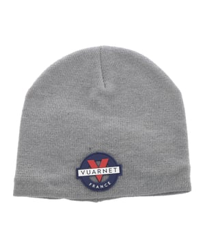 Gorro de punto de la marca Vuarnet.
Gorro con tacto muy agradable.
Logo de la marca en el frontal.
 Composición: 80% Lana, 20% Nylon
 Cuidados:
Lavar a temperatura máxima 30º.
Planchar a temperatura baja.
No usar secadora.
No usar lejía.
No lavar en seco.