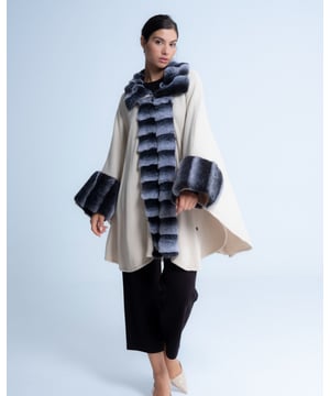 Descubre la elegancia y la calidez del poncho de pelo beige Carmen, con pelo sintético en puño, cuello y delantero. El toque perfecto para un look exclusivo y sofisticado este invierno.
 
 
 
 
 
  Poncho con detalle de pelo doble color en puño, cuello y delantero. 
 
 
 
 Cierre frontal con un gancho forrado en material textil.