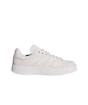 De adidas Women's Stan Smith Bold in de ton-sur-ton colorway orctin / orctin / orctin schittert door zijn minimalistische kant en een zacht suède bovenwerk. De cult sneaker blijft trouw aan het originele tennis en tilt de street style trend naar een nieuw niveau met een nieuwe plateauzool. Het reliëflogo van Stan Smith, de contrasterende hielpatch en de rubberen cupsole mag je niet missen.