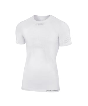 Especificaciones: Camiseta térmica de manga corta y cuello redondo ideal para deportes al aire libre. Cuenta con inserciones tridimensionales en la parte superior que ayudan a mantener la piel seca y el cuerpo caliente durante los entrenamientos. Confeccionado en tejido transpirable y de secado rápido, ajuste ceñido con efecto segunda piel para crear un mayor aislamiento térmico. Uso: Deporte al aire libre Ajuste: Ajustado