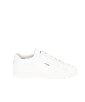 Atadas con cordones, estos zapatos ofrecen un ajuste excelente y soporte, lo que las hace ideales para largas caminatas y uso diario.

La punta redonda añade un aspecto clásico y elegante, que se adapta tanto a atuendos casuales como más formales.

En la lengüeta y a los lados, el nombre de la marca subraya de manera sutil el prestigio y la calidad que representa este producto, añadiéndole un carácter único.

La suela con logo no solo proporciona una apariencia elegante, sino también una adherencia y estabilidad adicionales en diferentes superficies.

Hechos de cuero natural de alta calidad, estos zapatos ofrecen no solo confort excepcional, sino también durabilidad, lo que permite disfrutarlos durante muchas temporadas.

Empaquetados en una caja de la marca, son una excelente opción para un regalo que sin duda encantará a cualquier amante del calzado elegante.