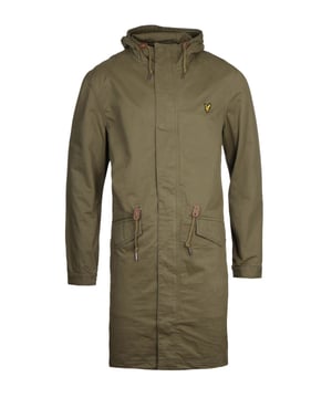 Ein unverzichtbares Kleidungsstück aus dem Hause Lyle & Scott. Die Lyle & Scott Lichen Green Fishtail Parka Jacket ist mit einem Reißverschluss und einem Druckknopfverschluss ausgestattet und verfügt über eine Kapuze mit Kordelzug, die vor allen Elementen schützt. Das militärisch inspirierte Design ist mit dem gestickten Lyle & Scott-Logo auf der Brust veredelt.BaumwollmischungReißverschlussMilitärisches DesignKapuze mit KordelzugLyle & Scott-Adler-Logo auf der BrustStil & Passform:Normale PassformPassgenauigkeitStoffzusammensetzung & Pflege:100&#37; BaumwolleMaschinenwaschbar