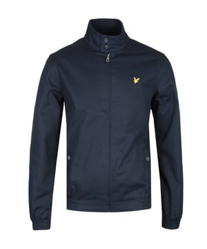 Lyle & Scott produceert gebreide kleding van hoge kwaliteit en modegerichte vrijetijdskledingcollecties, waarbij ze zich laten inspireren door hun rijke, Schotse erfgoed. De Harrington Jacket is gemaakt van puur katoen en is een van hun meest veelzijdige jassen. Dit seizoen is het geüpdatet, met een stijlvolle maar subtiele tartan voering. Voorzien van een knoopflap aan de bovenkant van de volledige ritssluiting en zijzakken, afgewerkt met het kenmerkende adelaarslogo op de borst. Normale pasvormKatoenmixTwee voorzakkenOpstaande kraag met interne ribElastische manchet en zoomTartan voeringGesigneerd geborduurde adelaar op de borstStijl en pasvorm: Normale pasvorm Valt normaal qua maat Stof Samenstelling en onderhoud: 100% KatoenMachinewas