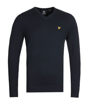 Ein unverzichtbares Teil von Lyle & Scott für diese Saison. Der Lyle & Scott V-Neck Merino Cotton Dark Navy Sweater ist aus reiner Baumwolle gefertigt und mit einem V-Ausschnitt und gerippten Abschlüssen versehen. Dieser Sweater ist vielseitig einsetzbar und bietet die perfekte Schicht für das kühle Wetter. Das Design ist mit dem aufgestickten Lyle & Scott Logo auf der Brust abgeschlossen.BaumwollmischungV-AusschnittGerippte AbschlüsseLyle & Scott Logo auf der Vorderseite gesticktStil & Passform:Reguläre PassformGrößengerechtStoffzusammensetzung &; Pflege:100&#37; BaumwolleMaschinenwaschbar