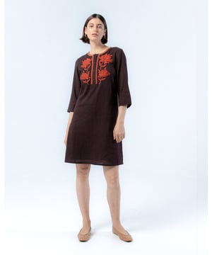 Da la bienvenida al otoño con el vestido con flores bordadas Manuela. El vestido Manuela te hará sentir especial y elegante gracias a sus flores bordadas.
 
 
 
 Vestido corto con cuello redondo.
 
 Manga por debajo del codo.
 
 Cierre delantero con botones hasta la cintura.
 
 Detalle de bordado en frente en contraste.