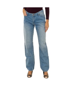 Lange Jeans.
 Farbe blau
 Gürtel mit Gürtelschlaufen.
 Reißverschluss und Knopfverschluss auf der Vorderseite.
 Zwei Vordertaschen und eine Minitasche.
 Zwei Taschen auf der Rückseite mit Metallic-Logo.
 Gerader Schnitt.
 Passende Nähte.

 Beschaffenheit:
 100% Baumwolle.

 Waschanleitung:
 - Maximal bei 30ºC waschen.
 - Bügeln bei mittlerer Temperatur, max. 110 ° C.
 - Erlaubt die Verwendung eines Trockners.
 - Verwenden Sie keine Bleichmittel.
 - Es unterstützt nicht die chemische Reinigung.
 Zusammensetzung: 100% Baumwolle
 Pflege:
- Maximal bei 30ºC waschen.
 - Bügeln bei mittlerer Temperatur, max. 110ºC.
 - Erlaubt die Verwendung eines Trockners.
 - Keine Bleichmittel verwenden.
 - Kann nicht chemisch gereinigt werden.