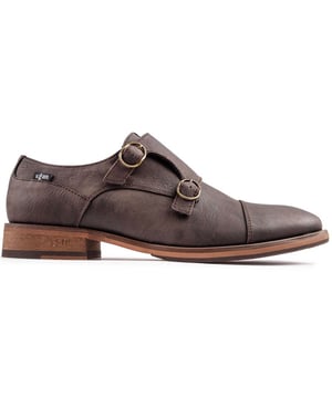 Klassiek slim. de herenschoenen Chervil monk strap van het ethische merk V.GAN bieden zowel stijl als inhoud. Gemaakt in een veganistisch gecertificeerde fabriek en PETA goedgekeurd. de tijdloze bruine geklede schoenen blazen nieuw leven in je garderobe.