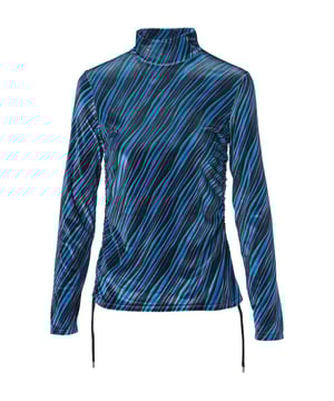 Stylisches Jersey-Print-Top mit Rollkragen: Ella-Kollektion Entdecken Sie das lebendige Ella-Print-Top, ein modisches Kleidungsstück mit faszinierenden Details. Aus einem weichen und geschmeidigen Jerseystoff mit Samtvelours-Akzenten gefertigt, garantiert dieses Oberteil ein angenehmes Tragegefühl. Der Stoff zeigt einen diagonalen Mehrstreifendruck in Schwarz, Aquagrün und Lila, angereichert mit einem dezenten Silberfaden für einen zarten Glanzeffekt. Das Ella-Print-Top hat elastische Kordelzüge an der Seitennaht, elegant abgerundet mit Kordelstoppern in Metallic-Silber. Durch die gerafften Seitenteile entstehen sowohl auf der Vorder- als auch auf der Rückseite verspielte Falten, die dem Design eine charmante Note verleihen. Der taillierte Rollkragenpullover reicht knapp über die Hüfte und sorgt für einen schmeichelhaften und lockeren Look. Kombinieren Sie dieses Oberteil mit der schwarzen Hose Camiel für einen trendigen Look oder tragen Sie es zusammen mit dem Rock Sheila in den gleichen mehrfarbigen Streifen für einen bequemen und eleganten Gesamtlook. Egal, ob Sie einen lässigen, schicken oder trendigen Look suchen, dieses Oberteil bietet endlose Möglichkeiten und kann eine wertvolle Ergänzung Ihrer Garderobe sein. Kurz gesagt: Mit diesem vielseitigen und bequemen Oberteil können Sie überall hingehen!