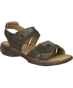 Mit der Sandale Debra in moos präsentiert JOSEF SEIBEL ein Meisterwerk traditioneller Schuhkunst, perfekt für die moderne Frau. Dieses Modell kombiniert geschickt die Leichtigkeit des Sommers mit außergewöhnlichem Tragekomfort, dank einer Sohle aus PU, die für ihre dämpfenden Eigenschaften bekannt ist. Das Obermaterial aus feinstem Kalbsleder und die handgenähte Machart unterstreichen die Hingabe und das handwerkliche Können, das in jedem Schritt spürbar wird. Die Debra Sandale, Teil der Spirit of Nature Kollektion, steht für einen charakterstarken Designansatz und eine nachhaltige Modephilosophie, weit entfernt von Fast Fashion. Mit ihrem praktischen Klettverschluss und dem Einsatz von Leder auch im Fußbett bietet sie optimalen Halt für alle Freizeitaktivitäten im Freien. Ein echtes Kulturgut, das die deutsche Handwerkskunst ehrt und gleichzeitig den Geist der Natur einfängt.