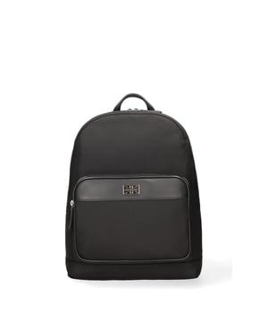 Mochila de hombre. El cierre es con cremallera. Los bolsillos internos son uno con cremallera y dos abiertos. Los bolsillos externos son uno frontal con cremallera. Falta la correa para el hombro. El mango es de piel. Hay un compartimento interno. El material exterior es 100% Piel Auténtica. Internamente es 100% Cuero Genuino. Medidas: 34x45x12 cm. Producto de moda