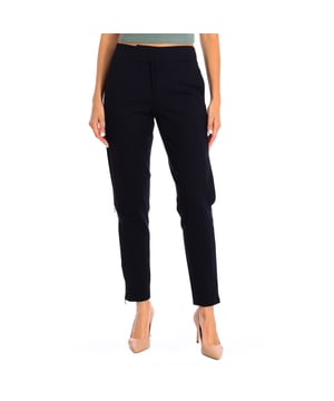Pantalones Emporio Armani.  
Color marino.  
Es ideal para múltiples combinaciones y diferentes ocasiones.  
Cierre principal con cremallera y gancho.  
Dos bolsillos abiertos en el frente.  
Cremalleras en la parte inferior.  
Costuras visibles en tono.  

Composición: 77% viscosa, 17% poliamida, 6% elastano.  

-Cuidados:  
-No utilizar lavadora.  
-No utilizar secadora.  
-No usar blanqueador.  
-Planchado a una temperatura máxima de 110º.  
Composición: 77% viscosa, 17% poliamida, 6% elastano.  
Cuidado:  
-No utilizar lavadora.  
-No utilizar secadora.  
-No usar blanqueador.  
-Planchado a temperatura máxima de 110º.