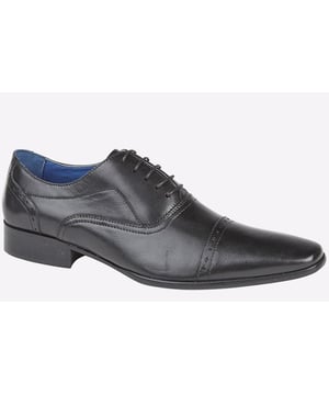 Add a timeless look to your smart-casual wardrobe with these Roamers Mercer Oxford shoes, boasting a leather upper, intricate stitch detailing, and a classic silhouette.
- Leather upper
- Intricate stitch detailing
- Lace up fastening
- PVC Sole