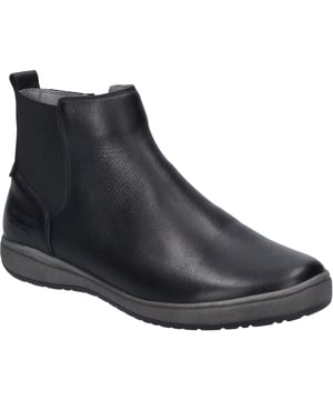 Entdecke die perfekte Vereinigung von Tradition und modernem Tragegefühl mit der Stiefelette Caren 29 von JOSEF SEIBEL in klassischem Schwarz. Dieser Schuh, speziell für Damen konzipiert, repräsentiert das Beste aus zwei Welten: Die Eleganz, die man von einer etablierten Bequemschuhmarke erwartet, und die Funktionalität, die den Alltag bereichert. Gefertigt aus hochwertigem Nappa-Kalbsleder, bietet Caren 29 nicht nur eine ansprechende Optik, sondern auch eine Langlebigkeit, die man spürt. Das Obermaterial aus Leder harmoniert perfekt mit der grauen Sohle aus TR-light, einem Material, das für seine gute Rutschfestigkeit und außergewöhnliche Haltbarkeit bekannt ist, ohne dabei schwer zu sein. Die innovative Strobel-Machart, bei der der Schaft mit einer textilen Brandsohle vernäht wird, fördert nicht nur die Stabilität des Schuhs, sondern auch ein angenehmes Laufgefühl, das den ganzen Tag über anhält. Dank der herausnehmbaren Lederinnensohle ist es möglich, ein eigenes orthopädisches Fußbett zu verwenden, was die Flexibilität und den Tragekomfort zusätzlich erhöht. Ob bei einem gemütlichen Stadtbummel oder einem entspannten Treffen mit Freunden im Freien – die Caren 29 Stiefelette ist der ideale Begleiter für diverse Freizeitaktivitäten. Der Reißverschluss ermöglicht ein schnelles An- und Ausziehen, wodurch der Schuh zum unkomplizierten Alltagsbegleiter wird. Josef Seibel verpflichtet sich mit diesem Modell der Slow Fashion, was bedeutet, dass jeder Schuh mit Bedacht und unter Berücksichtigung von Perfektion in Passform und Funktion hergestellt wird, fernab von der Wegwerfmentalität der Fast Fashion. Die Kombination aus modernem Komfort und der Verwendung hochwertiger Materialien macht die Caren 29 Stiefelette zu einem besonderen Exemplar in jeder Garderobe. Erlebe, wie Tradition und zeitgemäße Ansprüche in einem Schuh auf einzigartige Weise verschmelzen.