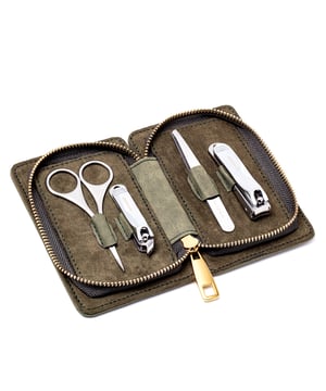 ESPECIFICACIONES: Juego de 4 piezas, herramientas quirúrgicas de acero inoxidable; INCLUYE: Estuche de viaje resistente con cremallera, cortaúñas, cortaúñas de los pies, tijeras para fosas nasales y cejas, pinzas