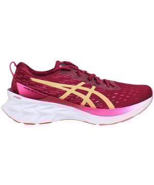 Diseñadas para la corredora moderna que busca comodidad, capacidad de respuesta y estética llamativa, las zapatillas ASICS NovaBlast 2 para mujer en color rosa son una elección versátil tanto para corredoras ocasionales como para atletas dedicadas. El audaz color rosa no solo añade un toque de feminidad, sino que también garantiza visibilidad en la pista.

Características principales:

Entresuela FlyteFoam Blast: La NovaBlast 2 cuenta con la innovadora tecnología FlyteFoam Blast de ASICS en la entresuela, que proporciona una sensación enérgica y receptiva en cada paso. Este material liviano mejora la amortiguación sin comprometer el rendimiento.

Tecnología GEL en el talón: Una característica distintiva es la incorporación de la tecnología GEL en el talón, que ofrece una absorción de impactos superior durante las pisadas. Esto minimiza las fuerzas de impacto, promoviendo una carrera más suave y cómoda.

Tecnología Trusstic System: El Sistema Trusstic mejora la estabilidad y el soporte sin agregar peso adicional. Refuerza la zona del mediopié, evitando giros excesivos y asegurando un ajuste seguro para diferentes formas de pie.

Parte superior de malla transpirable: La parte superior de malla transpirable mantiene tus pies frescos y cómodos, incluso durante entrenamientos intensos. El material promueve el flujo de aire, evitando el sobrecalentamiento y la acumulación de humedad.

Plantilla OrthoLite X-40: Diseñada para una comodidad duradera, la plantilla OrthoLite X-40 ofrece gestión de humedad y transpirabilidad, asegurando un ambiente seco y saludable para tus pies durante toda tu carrera.

Suela de goma AHAR: La duradera suela de goma AHAR (ASICS High Abrasion Rubber) proporciona una excelente tracción y extiende la vida útil de la zapatilla. Ofrece un agarre confiable en diversas superficies, lo que hace que estas zapatillas sean adecuadas tanto para correr en carretera como en senderos.