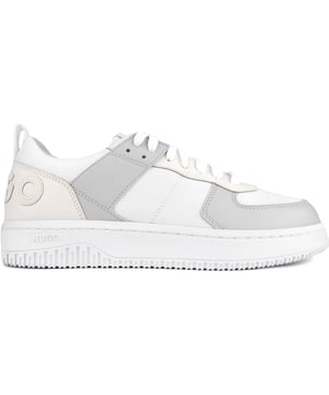 Lleva tu estilo de cancha a nuevas alturas con las Killian Tenn de HUGO. Estas frescas zapatillas de deporte de cuero en blanco y gris claro están listas para llevar tu look desde el día laborable hasta el fin de semana. Con parte superior de cuero de primera calidad, plantillas cómodas y acolchadas y suelas de goma atrevidas, estas zapatillas están diseñadas para llamar la atención y mantenerte firme en tus pies. Ponte el HUGO Killian Tenn y mejora tu look casual con un estilo limpio y clásico.