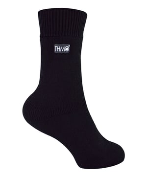 Es ist wichtig, dass Ihre Kleinen warm, bequem und geschützt sind, wenn sie draußen unterwegs sind. Aus diesem Grund haben wir die THMO Kids Thermal Socks entwickelt. Das perfekte Paar, um die Füße Ihrer Kinder kuschelig warm zu halten. Diese Socken haben ein dehnbares Komfortoberteil, das sich an das Bein anschmiegt, um Einschnürungen und Enge zu reduzieren und so eine gleichmäßige Durchblutung zu ermöglichen. Die Socken bieten nicht nur ganztägigen Komfort, sondern auch ein gepolstertes Fußbett, das die Füße zusätzlich stützt. Sie sind auf der Innenseite doppelt gebürstet, um die Wärme zu maximieren, indem sie die warme Luft einschließen und sie nahe an den Füßen und Beinen halten. Diese Innenbürstung macht die Socke außerdem weicher und sorgt dafür, dass die Füße länger warm bleiben. Der gerippte Rand am oberen Ende der Socke wurde so gestaltet, dass er sich den natürlichen Konturen der Beine anpasst. Dieses breite, weiche Oberteil bietet den ganzen Tag über Komfort und verringert die Gefahr, dass sich unangenehme Einschnürungen an den Beinen bilden. Diese Thermosocken für Kinder sind in 4 Farben erhältlich: Schwarz, Marineblau, Fuchsia und Lila. Außerdem gibt es sie in 3 verschiedenen Kindergrößen: 9-12 UK, 12-3 UK und 4-5,5 UK. Das THMO-Abzeichen ist auch auf die Seite der Socken aufgedruckt. Die Socken sind in 4 verschiedenen Farben erhältlich und bestehen aus 93% Acryl, 6% Polyamid und 1% Elasthan. Sie sind in 3 Kindergrößen erhältlich: 9-12 UK (27-30 EUR, 10-1 US), 12-3 UK (30-36 EUR, 13-4 US) und 4-5.5 UK (37-38.5 EUR, 5-6.5 US). Sie sind maschinenwaschbar bei 40.