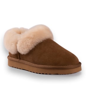 DETAILS Deze traditionele enkelpantoffel biedt comfort en ondersteuning. De extra kraag van schapenvacht zorgt voor extra warmte en geeft toch een stijlvolle look.  Traditionele pantoffel die je het hele jaar door zult dragen Pluche premium Australische schapenvacht voering Waterafstotend leren bovenwerk Volledige Australische schapenvacht binnenzool Stijlvol uitziende schapenvacht kraag Lichtgewicht EVA, rubber mix buitenzool - zacht en extra demping Schapenvacht ademt waardoor voeten warm blijven in de winter en koel in de zomer 100% gloednieuw en van hoge kwaliteit, wordt geleverd in een merkdoos, geschikt om cadeau te geven