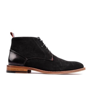 Botas chukka negras con cordones Simon Carter Byrd 2 para hombre con parte superior de ante suave. Refuerzo del talón textil de la marca del diseñador. Detalle de tacón de piel fina y forro y calcetín estampados exclusivos. Estos inteligentes. Los zapatos exclusivos para hombre de Simon Carter son tu elemento básico elegante para muchas ocasiones.