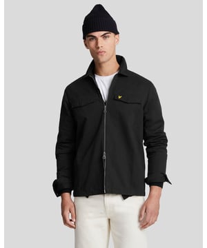 Dieses Baumwoll-Überhemd ist eine Mischung aus Jacke und Hemd und wird das Erste sein, was Sie jeden Morgen in die Hand nehmen möchten. Es hat einen Reißverschluss vorne und einen klassischen Kragen sowie Pattentaschen auf der Brust. Tragen Sie es über Ihrem Lieblings-T-Shirt. - Klassischer Kragen - Reißverschluss vorne - Lange Ärmel - Aufgesetzte Brusttaschen mit Pattenverschluss - Zusammensetzung: 100 % Baumwolle
