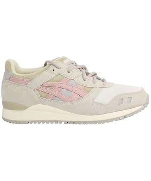 Las zapatillas Asics Gel-Lyte III OG GTX para hombre en color beige son probablemente una edición especial que combina el diseño clásico de Gel-Lyte III con la tecnología GORE-TEX para una mayor protección contra las inclemencias del tiempo. Aquí hay algunas características que podrías esperar:

Tecnología GORE-TEX: GORE-TEX es conocido por sus propiedades impermeables y transpirables. La inclusión de la tecnología GORE-TEX en estas zapatillas sugiere que están diseñadas para ser resistentes a la intemperie, manteniendo tus pies secos en diversas condiciones.

Diseño Gel-Lyte III: El Gel-Lyte III es una silueta popular de Asics, conocida por su diseño de lengua dividida y características de comodidad.

Amortiguación Gel: Los zapatos Gel-Lyte III de Asics suelen presentar amortiguación Gel en el talón y la parte delantera, proporcionando una excelente absorción de impactos para un mayor confort durante las actividades.

Suela Duradera: Espera una suela de goma duradera que ofrezca tracción y estabilidad.

Ajuste Cómodo: Los zapatos Gel-Lyte III son conocidos por proporcionar un ajuste cómodo, adecuado para diversas actividades.

Detalles de Edición Limitada: Las ediciones especiales pueden incluir detalles únicos, plantillas especiales o embalajes de edición limitada para diferenciarlos de los lanzamientos regulares.