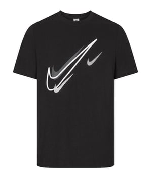 Toon je trots met het Nike Sportswear T-shirt. Zacht katoen zorgt voor comfort en meerdere Swoosh-logo's laten je liefde voor het merk zien, waar je ook heen gaat. Standaardpasvorm voor een ontspannen, gemakkelijk gevoel.