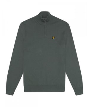 Bleiben Sie bequem und stilvoll in diesem grünen Pullover mit der Marke Lyle & Scott. Perfekt für jeden Anlass. Dies ist die ideale Möglichkeit, Ihren individuellen Stil zum Ausdruck zu bringen, ohne auf Komfort zu verzichten. Verwöhnen Sie sich noch heute mit diesem schicken Grundnahrungsmittel!, Grüner Pullover von Lyle & Scott, 70 % Baumwolle, 30 % Merinowolle, Markenlogo auf der Brust, normale Passform, fällt der Größe entsprechend aus, Markenaufnäher vorne links auf der Brust., Viertelreißverschluss