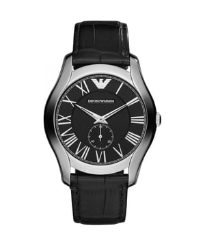 Emporio Armani Herenhorloge Kwarts Zilver• Materiaal kastdeksel: Roestvrij staal• Soort glas: Mineraal• Materiaal Band: Leer• Kleur kast: Zilver• Waterdichtheid: 0 m (0 ATM)• Diameter: 43 mm