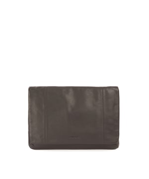 unisex Crossbody tas met magnetische knoopsluiting. drie open zakken binnenzakken. afwezige externe zakken. verstelbaar in lederen schouderband. ontbrekend handvat. een binnencompartiment.  extern materiaal. polyester binnenkant. Afmetingen: 23,5x34x4,5 cm. Modeproduct
