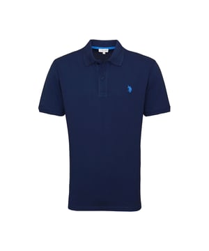 Schönes Poloshirt von US Polo ASSN. Dieses Basic-Poloshirt wurde aus Baumwolle mit einem kleinen Anteil an Elastan gefertigt. Dezente Pololasche auf der linken Brust und kontrastierende, gerippte Bündchen.