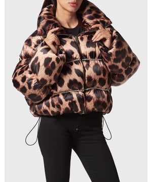 Deze jas is perfect voor wie het toppunt van stijl en comfort wil, en belooft het kroonjuweel van je wintercollectie te worden. Of je nu uitgaat voor een avondje in de stad of een retraite in de bergen bijwoont, met de Nylon Oversized Down Jacket in Leopard ben je altijd in de mode.   Eigenschappen:   Premium Nylon Materiaal: Gebouwd voor duurzaamheid en elegantie, onze hoge kwaliteit nylon zorgt ervoor dat u comfortabel blijft zonder afbreuk te doen aan stijl.   Oversized Comfort: De ruime pasvorm biedt een modern silhouet terwijl het ongeëvenaarde warmte biedt tijdens de koude maanden.   Opvallende luipaardprint: Een symbool van luxe, het luipaardprintontwerp zorgt ervoor dat u opvalt en een statement maakt waar u ook gaat.   Vederlichte donsvulling: Voel de omarming van de natuur met onze ethisch gewonnen donsvulling, die superieure isolatie biedt zonder de bulk.