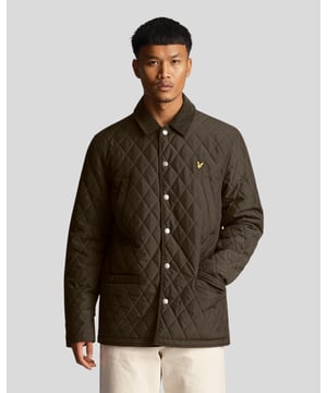Ziet er goed uit in een Lyle & Scott gewatteerde jas. Met een voering/bies van 100% katoen en een buitenlahering van 100% polyester, geniet je van extra comfort dankzij de reguliere pasvorm.