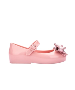 Dress your baby girl to the nines with the Mini Melissa Sweet Love IV! The maxi bow on the vamp adds a romantic twist and a delicate touch to the ballerina. Only the top of the foot is left exposed, and an extra strap with a buckle ensures a snug fit and extreme stability for your mini. The insole is notably comfortable and the color palette is to die for!