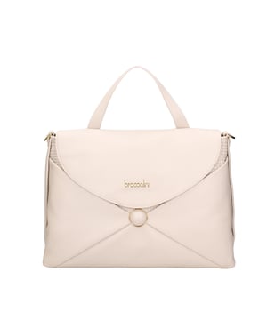 Damenhandtasche mit Magnetknopfverschluss. eine Innentasche mit Reißverschluss und eine offene. fehlende Außentaschen. im Schultergurt aus Leder. im Ledergriff. ein Innenfach. Außenmaterial: Innenmaterial: 100 % Polyester. Maße: 15,5x27x42 cm. Modeprodukt