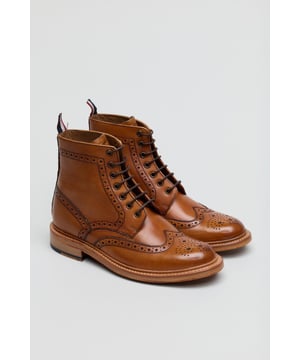 Elegante Brogue-Stiefel aus poliertem Leder mit einem edlen Look. Mit hochwertigem Lederfutter für Komfort und Atmungsaktivität. Ausgestattet mit einer echten rahmengenähten Ledersohle von Goodyear für Langlebigkeit und zeitlose Handwerkskunst.