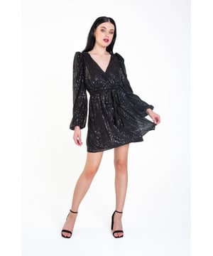 ¡Es hora de que brille, y qué mejor manera de hacerlo que en este vestido de lentejuelas! En su próximo evento elegante, adopte la sensación brillante y brillante de este vestido adornado con lentejuelas y presente un giro elegante y moderno en lentejuela"&"s. Combina este vestido brillante con tacones para un aspecto sofisticado adecuado para una noche con las chicas.