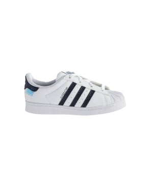 Deze iconen hebben geen introductie nodig! De adidas Superstar voor kinderen heeft een bovenwerk van zwart en wit volnerfleer, gecombineerd met het oversized honkbalsilhouet dat elke collectie verdient. Ga ervoor!