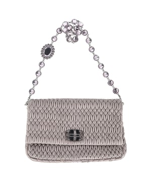 VINTAGE, UVP WIE NEU  
Verleihen Sie Ihrem Stil mit der Miu Miu Large Crystal Cloque Schultertasche aus edlem grauem Nappaleder das gewisse Etwas. Diese exquisite Tasche besticht durch ein atemberaubendes Design mit Kristallen, das jedem Outfit einen Hauch von Glamour verleiht. Das geräumige Innere bietet ausreichend Platz für Ihre Essentials, während das weiche Nappaleder ein luxuriöses Gefühl garantiert. Perfekt für Tag und Nacht, vereint diese Schultertasche mühelos Eleganz und Funktionalität und macht sie zu einem unverzichtbaren Accessoire für die moderne Frau.

Miu Miu Large Crystal Cloque Schultertasche aus grauem Nappaleder

Zustand: Sehr gut  
Abnutzungsspuren: Kein Verkaufsetikett, Geringe Abnutzungsspuren, leichte Faltenbildung  
Verpackung: Staubschutzbeutel  
Farbe: Beiger Print  
Material: Leder | Schafsleder  
Größe: Einheitsgröße  
Maße: Breite: 30; Höhe: 220; Länge: 360  
SKU: NAPPUGBBA403346W