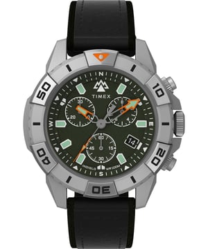Dit Timex Ridge Chrono Chronograaf Horloge voor Mannen is het perfecte accessoire om te dragen of cadeau te geven. De zilveren 42 mm ronde kast in combinatie met de comfortabele zwarte leren horlogeband zorgt ervoor dat je van dit prachtige horloge kunt genieten zonder compromissen. Aangedreven door een movement van hoge kwaliteit en waterbestendig tot 10 bar, blijft je horloge tikken. Onze 42 mm Expedition North® Ridge Chronograaf combineert robuust design en duurzame materialen met zijn slijtvast metalen kast en eco-vriendelijke vegan leren band gemaakt van maïs polyolen. Dit chronograaf horloge heeft een kalenderfunctie: datum, stopwatch en Indiglo-verlichting. Hoge kwaliteit zwarte leren band van 21 cm lang en 19 mm breed met een gesp. Kastdiameter: 42 mm, kastdikte: 13 mm, kastkleur: zilver en wijzerplaatkleur: groen.