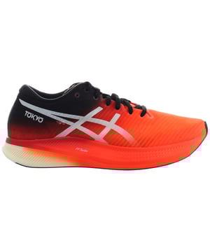 Los entrenadores de carrera masculinos de ASICS MetaSpeed ​​Edge representan la vanguardia de la tecnología de calzado corredor, diseñado para ofrecer a los corredores de élite una ventaja competitiva en su búsqueda de velocidad y rendimiento. Estos entrenadores están diseñados para proporcionar una velocidad, eficiencia y capacidad de respuesta excepcional, lo que los hace ideales para los atletas que buscan alcanzar su máximo rendimiento.

Características clave:

Tecnología Guidesole: la característica más distintiva de MetaSpeed ​​Edge es la innovadora tecnología Guidesole. Esta tecnología incorpora un diseño de rockero que fomenta una transición rápida y eficiente del talón a los pies. Esto promueve la propulsión hacia adelante y reduce la carga en los músculos de su pantorrilla, lo que le permite mantener la velocidad y la eficiencia a largas distancias.

Tecnología FlyTefoam: la entresuela incorpora la tecnología FlyTefoam de ASICS, reconocida por su amortiguación y capacidad de respuesta ligera. Proporciona un paseo lujoso pero de apoyo, asegurando la comodidad durante las carreras intensas.

Tecnología de Metaride: la tecnología de metaruro complementa la guía al optimización de la curvatura y la única forma del zapato. Esta combinación mejora la eficiencia del funcionamiento y reduce la pérdida de energía, contribuyendo a un paso más suave.

Superior transpirable: la parte superior de malla de ingeniería está diseñada para la regulación de la transpirabilidad y la temperatura durante las carreras de alta velocidad. Ayuda a mantener los pies frescos y cómodos.

Suella exterior de caucho AHAR: la suela exterior está construida con ASICS High Abasion Rubber (AHAR) para la durabilidad y la tracción confiable durante las carreras de ritmo rápido.

Diseño liviano: el borde de MetaSpeed ​​está diseñado para ser increíblemente liviano, reduciendo el peso total en sus pies y potencialmente mejorando la velocidad de carrera.

Cierre de encaje: el cierre tradicional de cordones permite un ajuste seguro y personalizable, asegurando que sus pies estén bien respaldados y estables durante las carreras de alta velocidad.