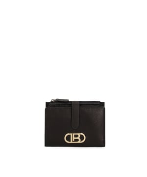 Cartera de mujer. El cierre es con botón de presión. Los bolsillos internos son tarjeteros y porta billetes. Los bolsillos externos están ausentes. Falta la correa para el hombro. Falta el mango. Hay un compartimento interno. El material exterior es 100% Piel Auténtica. Internamente está forrado en piel auténtica. Medidas: 12,5x10x1,5 cm. Producto de moda
