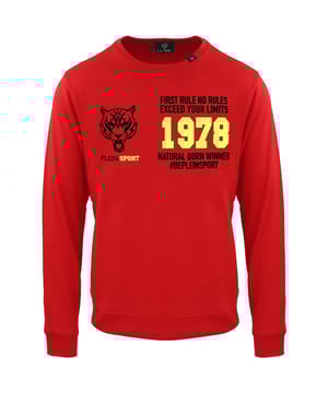 Bleiben Sie stilvoll warm mit dem Logo Red Jumper von Plein Sport in einer eleganten roten Farbe. Dieser Pullover eignet sich sowohl fur Freizeit- als auch fur Sportkleidung und wertet Ihre Garderobe mit seinem auffalligen Design und seiner hochwertigen Verarbeitung auf. Geben Sie sich nicht mit irgendeinem Pullover zufrieden, sondern entscheiden Sie sich fur Plein Sport fur ultimativen Komfort und Mode! 52 % Baumwolle, 48 % Polyester, Sportbekleidung, grosses Plein-Logo auf der Vorderseite, grosses Logo, Stilcode: FIPSG1300 52�
