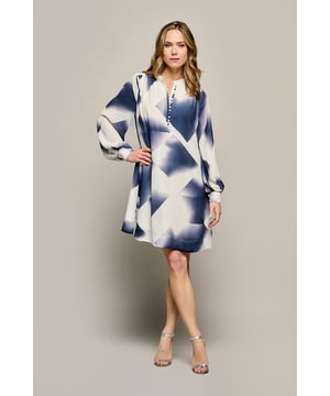 Ontdek de verfijnde elegantie van de Denzel print jurk van Mart Visser, een designerstuk met oog voor detail. De semi-transparante stof creëert een luchtig en elegant effect, terwijl de voering zorgt voor comfort en ondoorzichtigheid. De exclusieve grafische print in navy en off-white geeft deze designer jurk een eigentijdse en trendy uitstraling. Met kenmerkende designer details, zoals het opstaande kraagje met plastron, beklede knoopjes, pofmouwen met manchetten, verfijnde plooien, en luxe piping bij schoudernaden en rugpas, straalt deze stijlvolle jurk klasse uit.Het wijd uitlopende, lange blouse-stijl ontwerp zorgt voor een flatterend en elegant silhouet, terwijl subtiele steekzakken in de zijnaden een functioneel element toevoegen. De veelzijdigheid van deze jurk met opstaand kraagje komt tot uiting in zijn opvallende print, pofmouwen en verfijnde details, waardoor het een essentiële aanvulling is op elke garderobe. De printjurk kan moeiteloos gedragen worden met blote benen en sandalen, maar is ook goed te combineren met een jeans als tuniek. Of je nu een speciale gelegenheid hebt of de jurk dagelijks wilt dragen, de Denzel jurk met verfijnde details biedt een perfecte mix van mode en veelzijdigheid. Get the look!